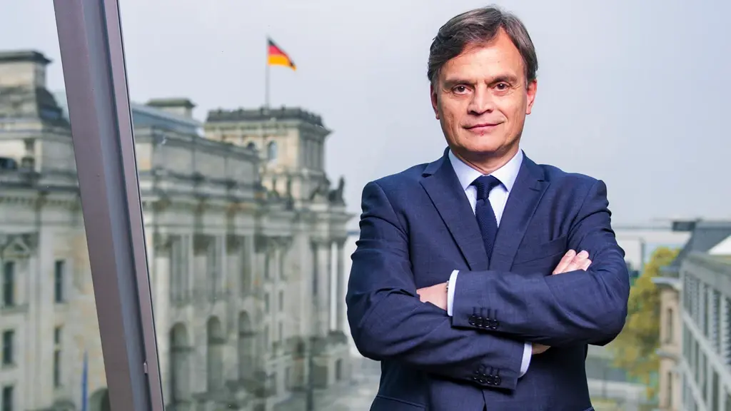 Dr. Bernd Baumann vor dem Reichstagsgebäude in Berlin